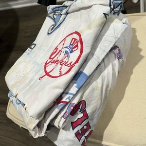 Pottery Barn Kids Twin Sheets set Major League Baseball teams.
